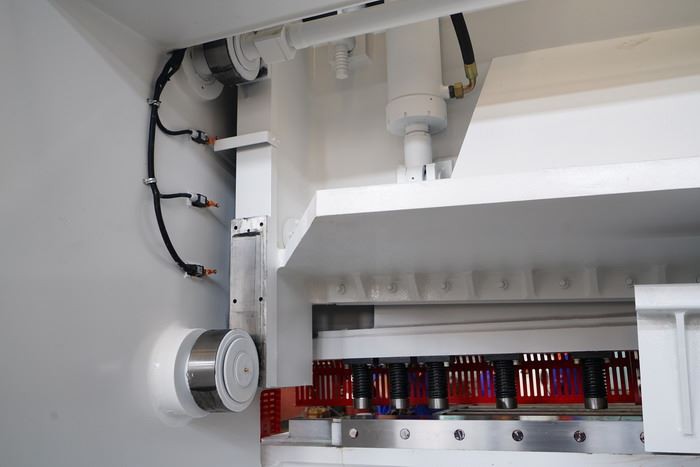 yawei 16MM 9m CNC Guillotine shear china supplier top ram guiding rail